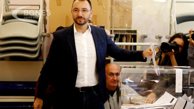 Anton Hekimiyan votes in the local elections 29 10 2023 1